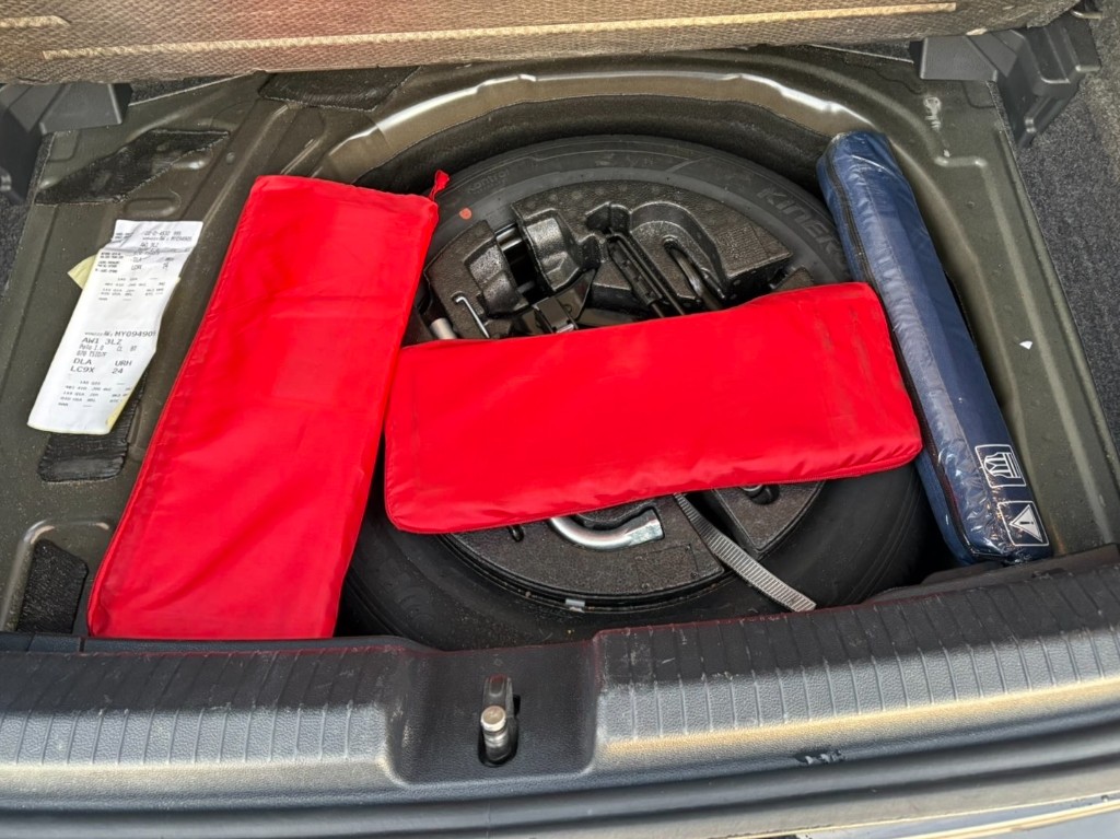 Volkswagen Polo Active noire - coffre vue 2